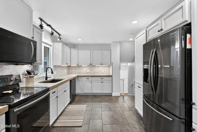 $434,900 | 23 Northcrest Drive, Clifton Park, NY 12065