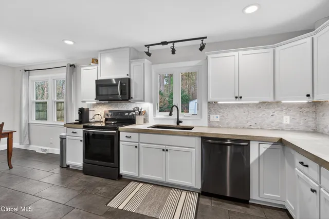 $434,900 | 23 Northcrest Drive, Clifton Park, NY 12065