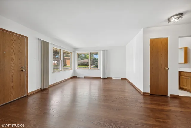 $2,700 | 724 Barnsdale Road, Unit A, La Grange Park, IL 60526