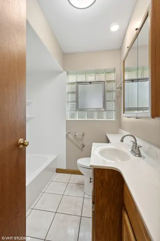 $2,700 | 724 Barnsdale Road, Unit A, La Grange Park, IL 60526