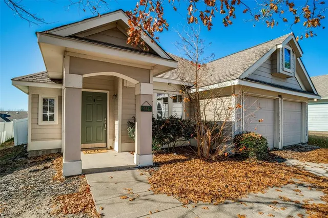 a view of a house with backyard