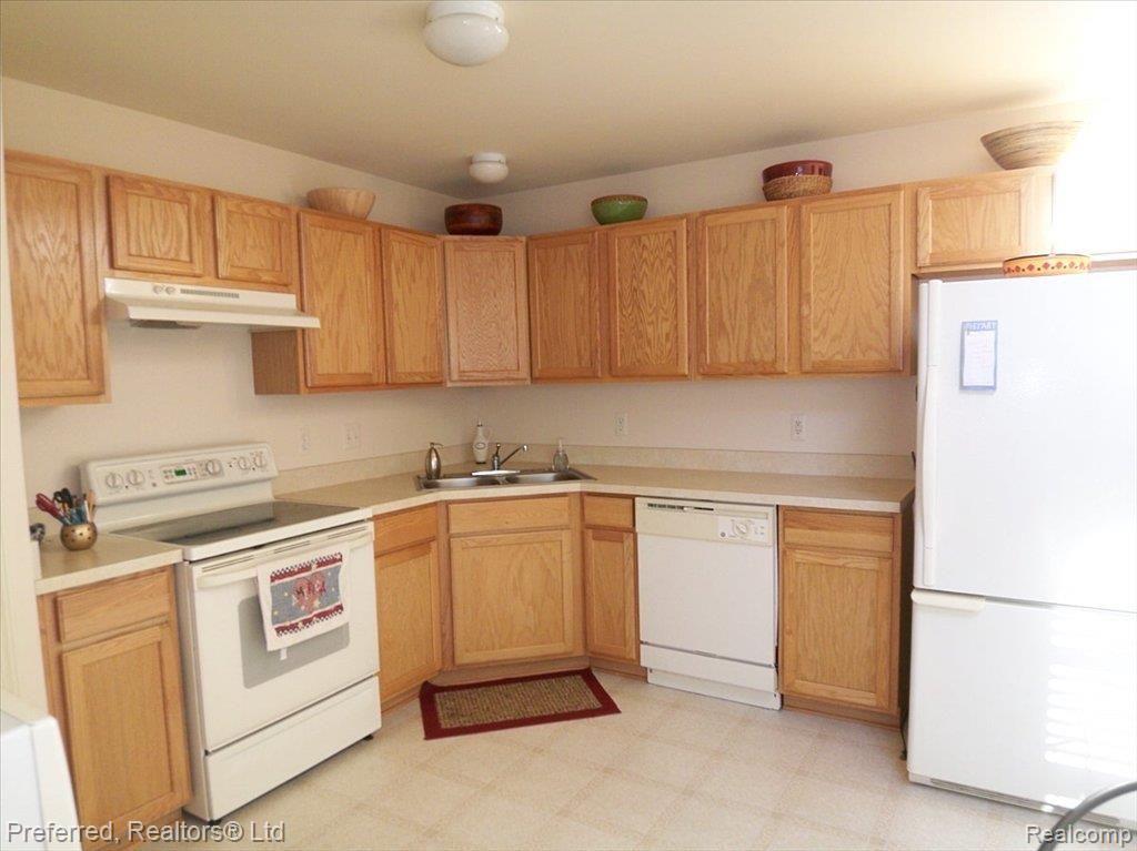 591 Cherry Grove Road, Unit 165 Canton, MI 48188 - Photo 11 of 18 KITCHEN