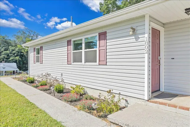 $1,800 | 1802 Edmund Avenue Northeast, Unit 1802, Roanoke, VA 24012