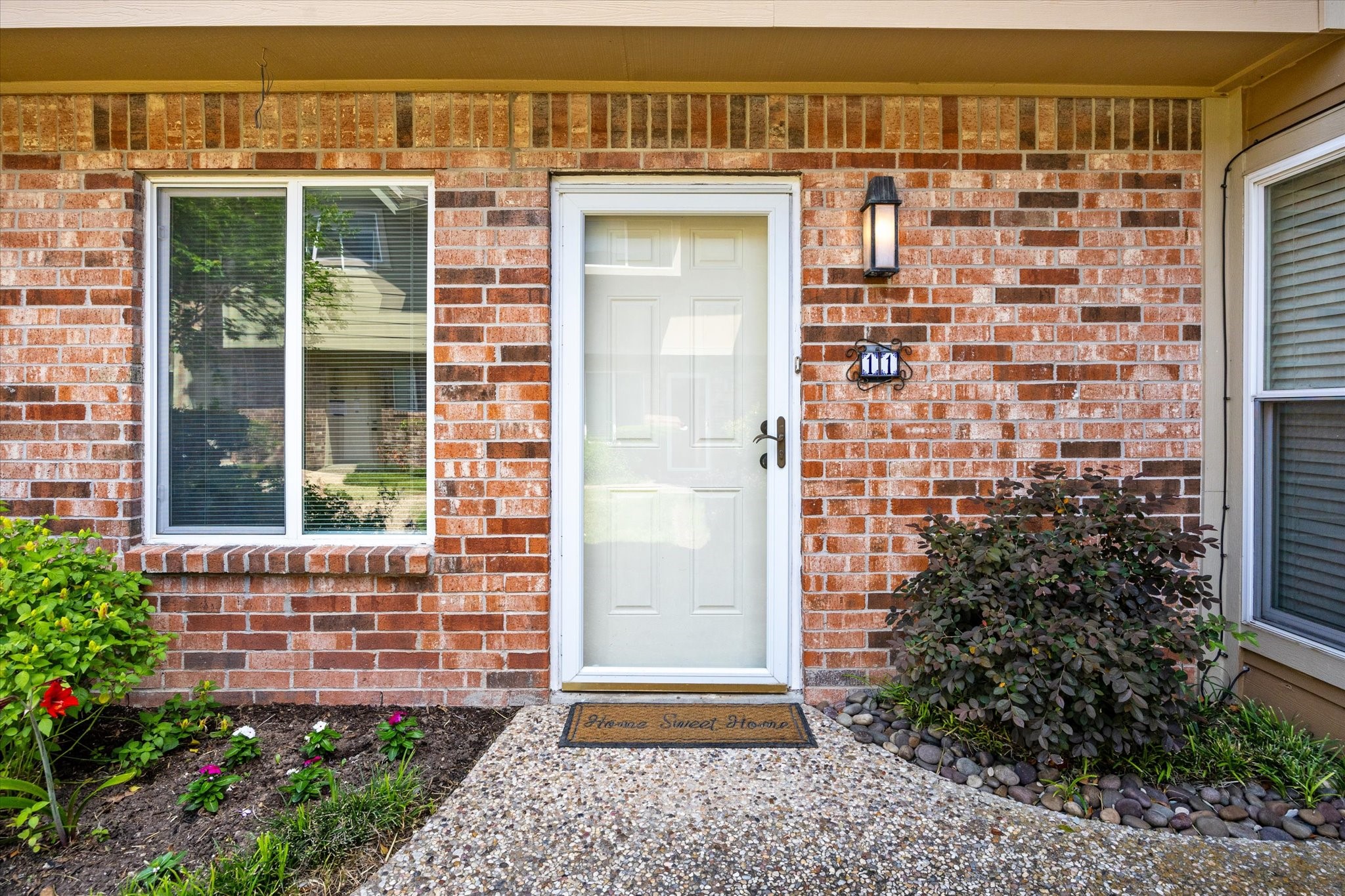2515 Bering Drive, Unit 11 Houston, TX 77057 - Photo 25 of 26 a front view of a house