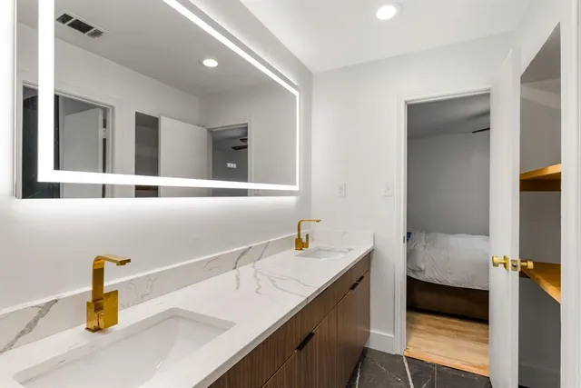 a en suite bathroom with a sink and a mirror