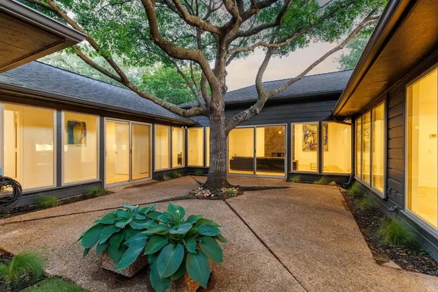 a blue bench sitting in front of a building