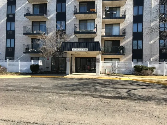 $214,000 | 9731 North Fox Glen Drive, Unit 5C, Niles, IL 60714