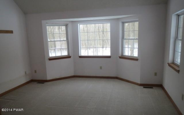 83 Oakenshield Drive Bushkill, PA 18371 - Photo 7 of 12