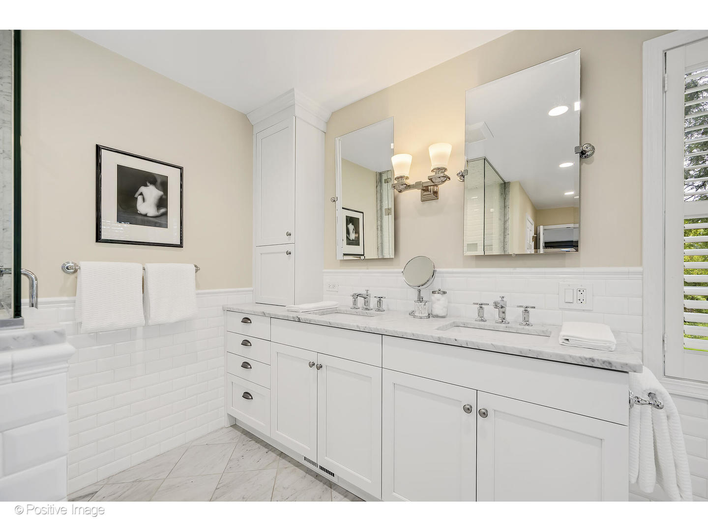 13 Tartan Ridge Road Burr Ridge, IL 60527 - Photo 20 of 37 a bathroom with a sink and a mirror