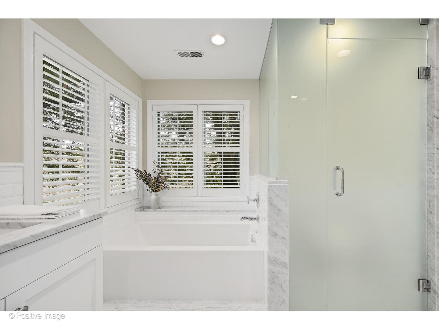 13 Tartan Ridge Road Burr Ridge, IL 60527 - Photo 22 of 37 a bathroom with a bathtub and a sink