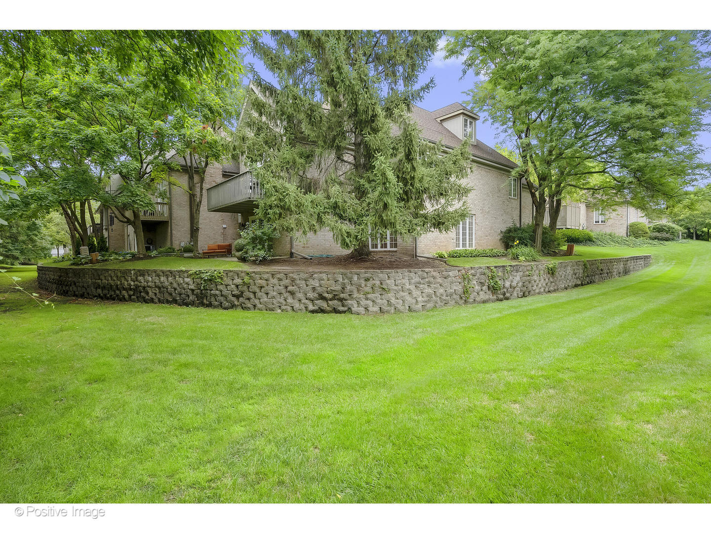 13 Tartan Ridge Road Burr Ridge, IL 60527 - Photo 36 of 37 a view of a backyard with a garden