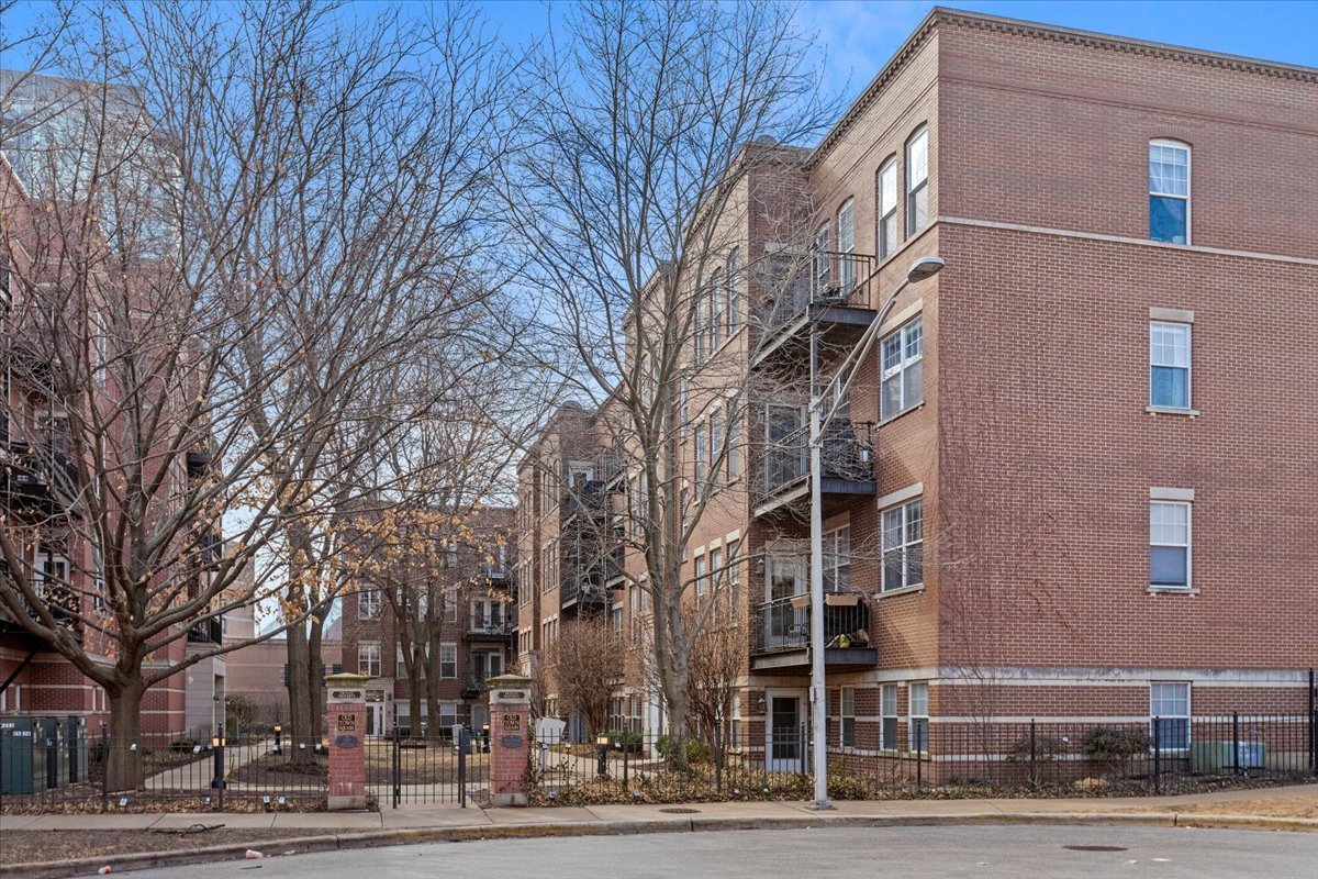 301 West Scott Street, Unit 104 Chicago, IL 60610 - Photo 2 of 20