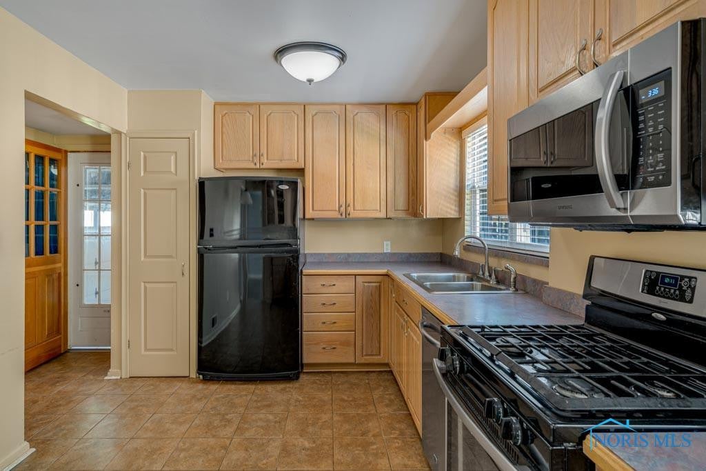 2527 Goddard Road Toledo, OH 43606 - Photo 13 of 39 Kitchen
