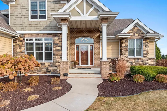 $860,000 | 1336 South Sedona Circle, Oneida, WI 54155