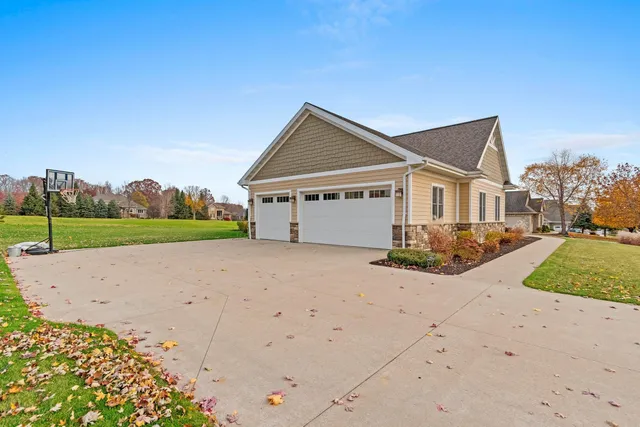 $860,000 | 1336 South Sedona Circle, Oneida, WI 54155