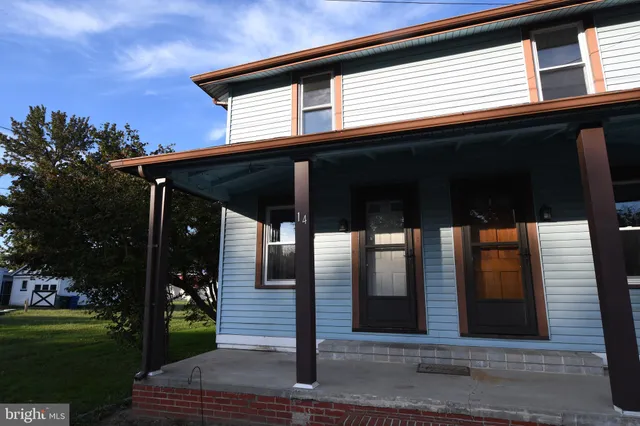 a view of a house with backyard