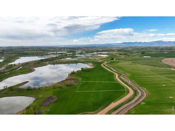 a view of a tennis court