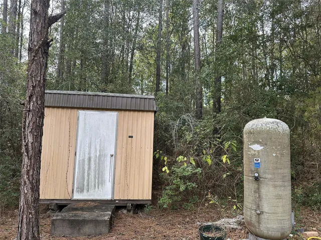 a house view with backyard space