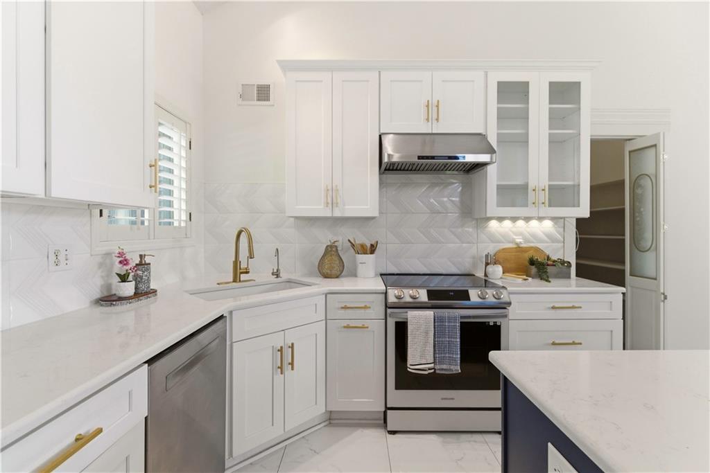 14322 Reeder Street Overland Park, KS 66221 - Photo 14 of 47