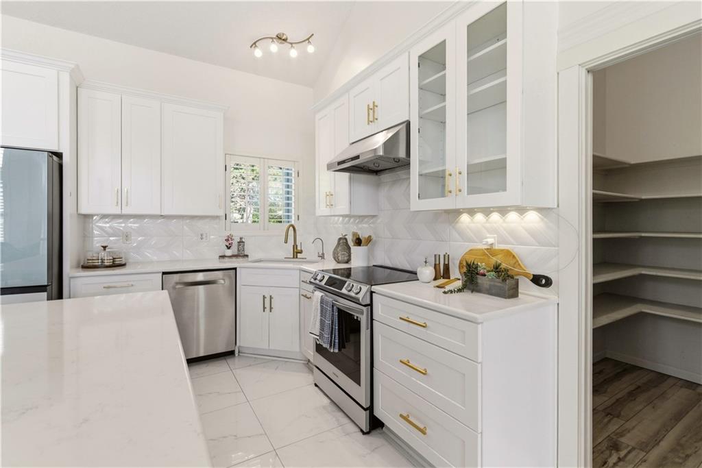 14322 Reeder Street Overland Park, KS 66221 - Photo 17 of 47