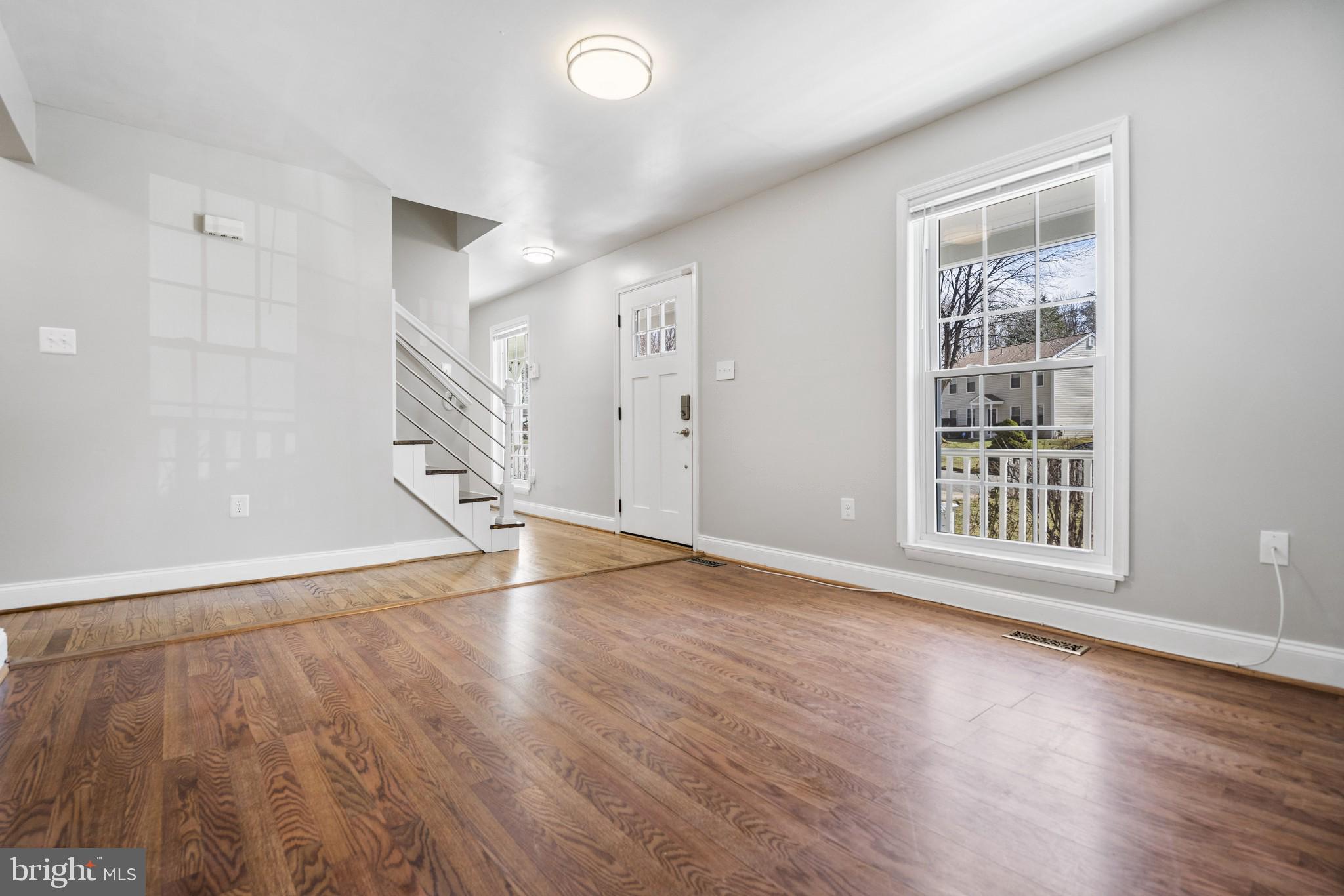 5486 Rector Drive Woodbridge, VA 22193 - Photo 5 of 37 Living Room