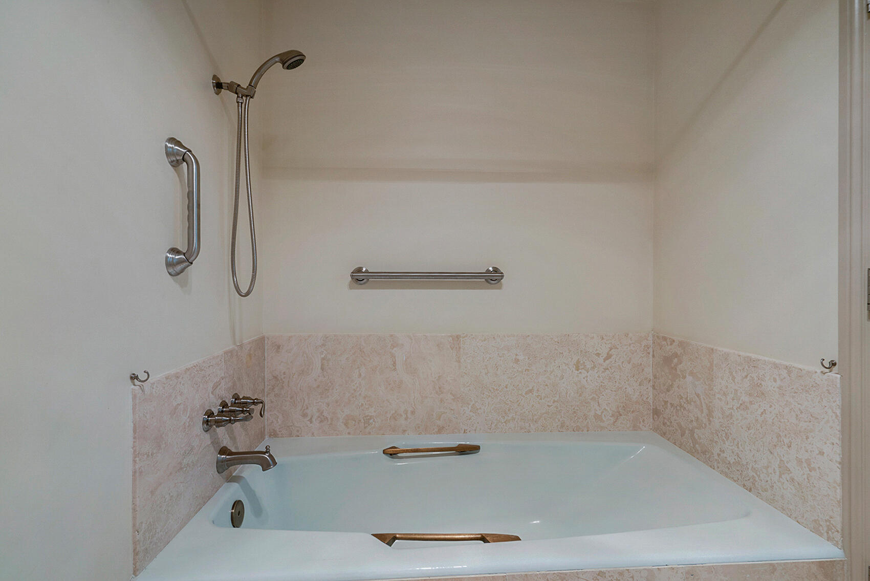137 Desert W Drive Rancho Mirage, CA 92270 - Photo 36 of 56 a bathroom with a bath tub