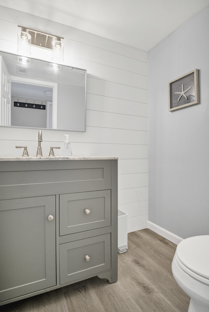 1374 Northgate Drive Bartlett, IL 60103 - Photo 25 of 38 a bathroom with a toilet a sink and mirror