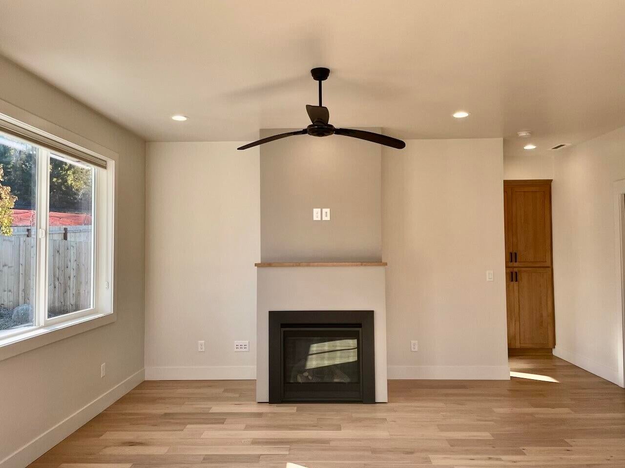 388 Randy Street Ashland, OR 97520 - Photo 13 of 30 Living Area