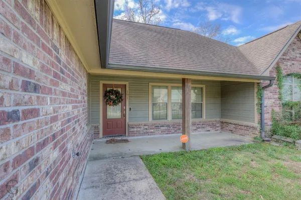 a view of a house with backyard and garden