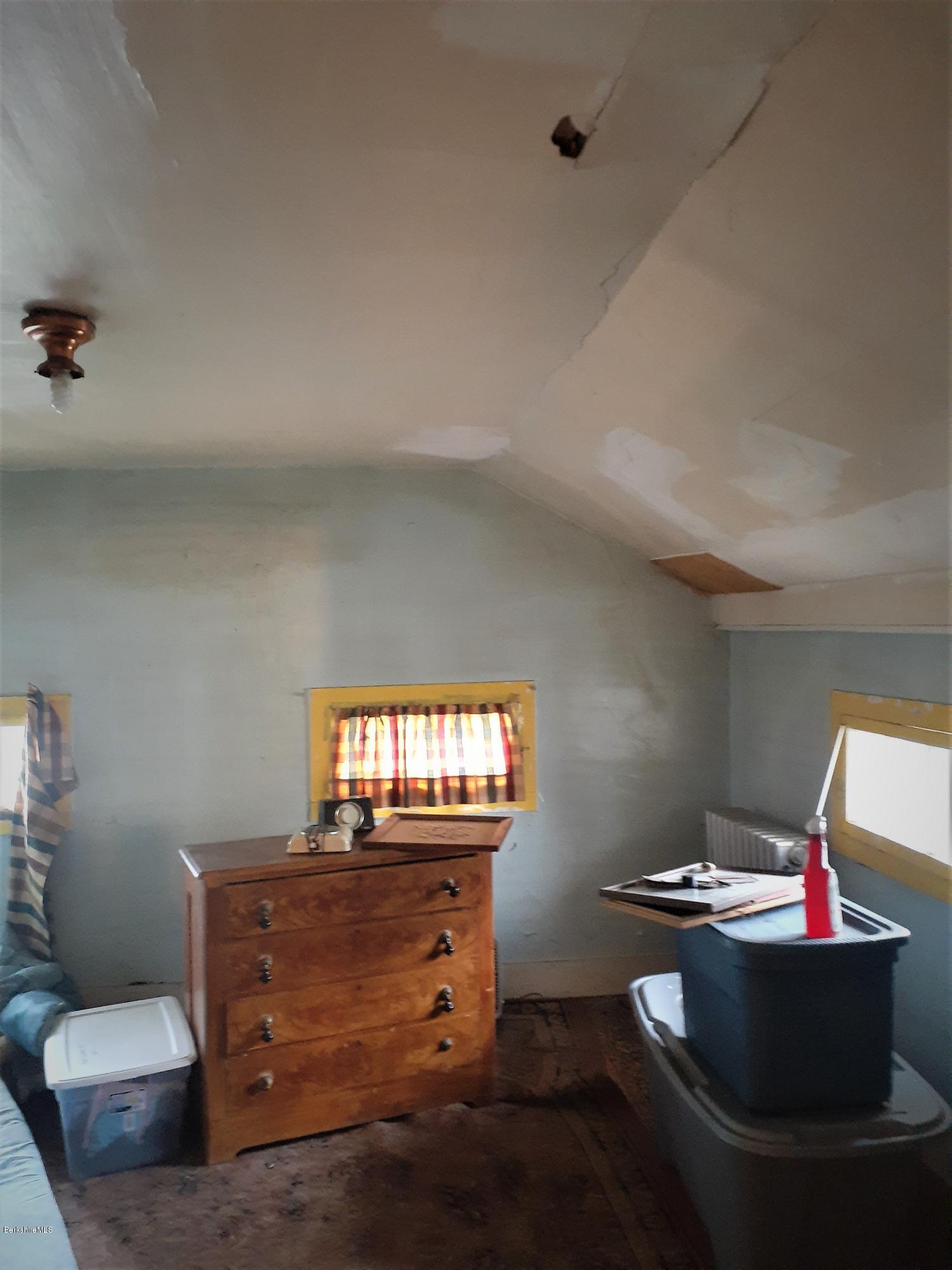 12 Albany Road West Stockbridge, MA 01266 - Photo 10 of 12 2nd Floor side BR