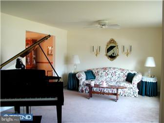 34 Euston Road West Marlton, NJ 08053 - Photo 3 of 6 Living Room