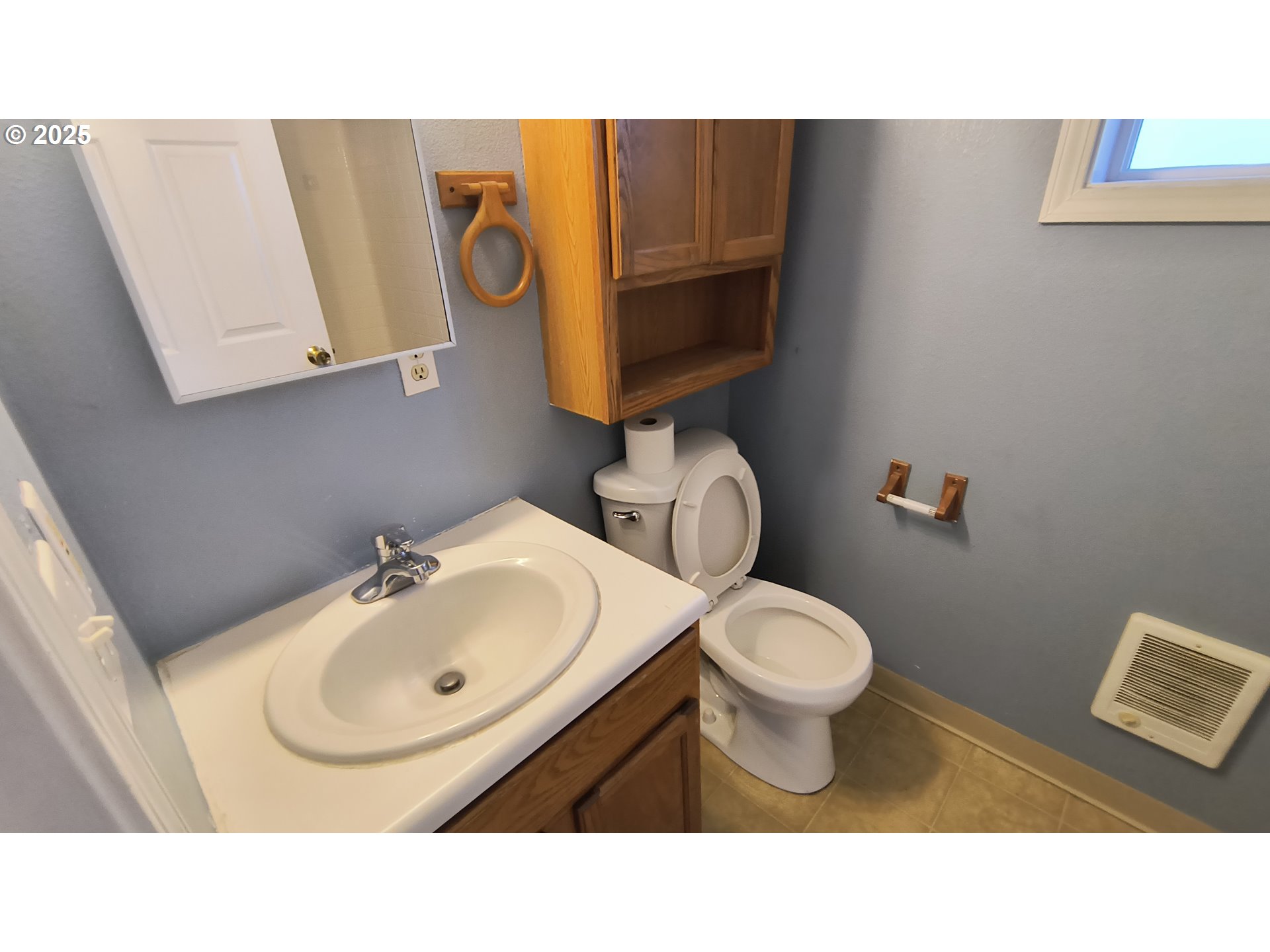 2915 Northeast Stapleton Road Vancouver, WA 98661 - Photo 15 of 17 a bathroom with a toilet sink and mirror