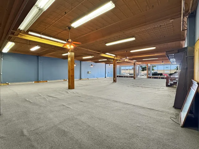 a view of the parking area