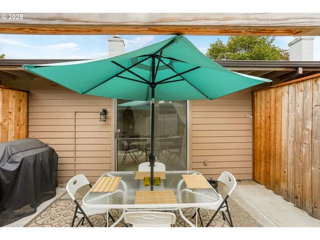 a view of the patio of the house