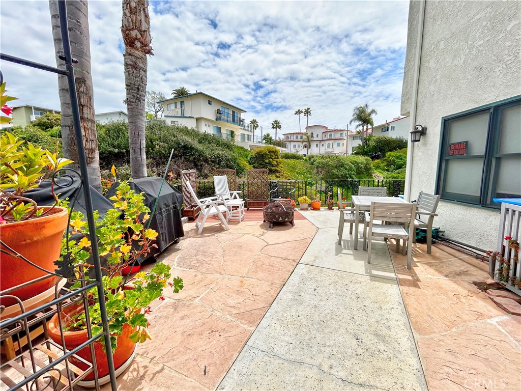 258 West Escalones, Unit 6R San Clemente, CA 92672 - Photo 9 of 37 a outdoor space with lots of tables and chairs