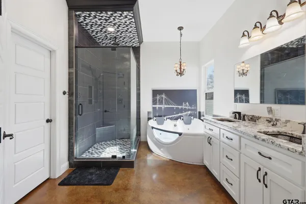 a view of a livingroom with furniture and a ceiling fan