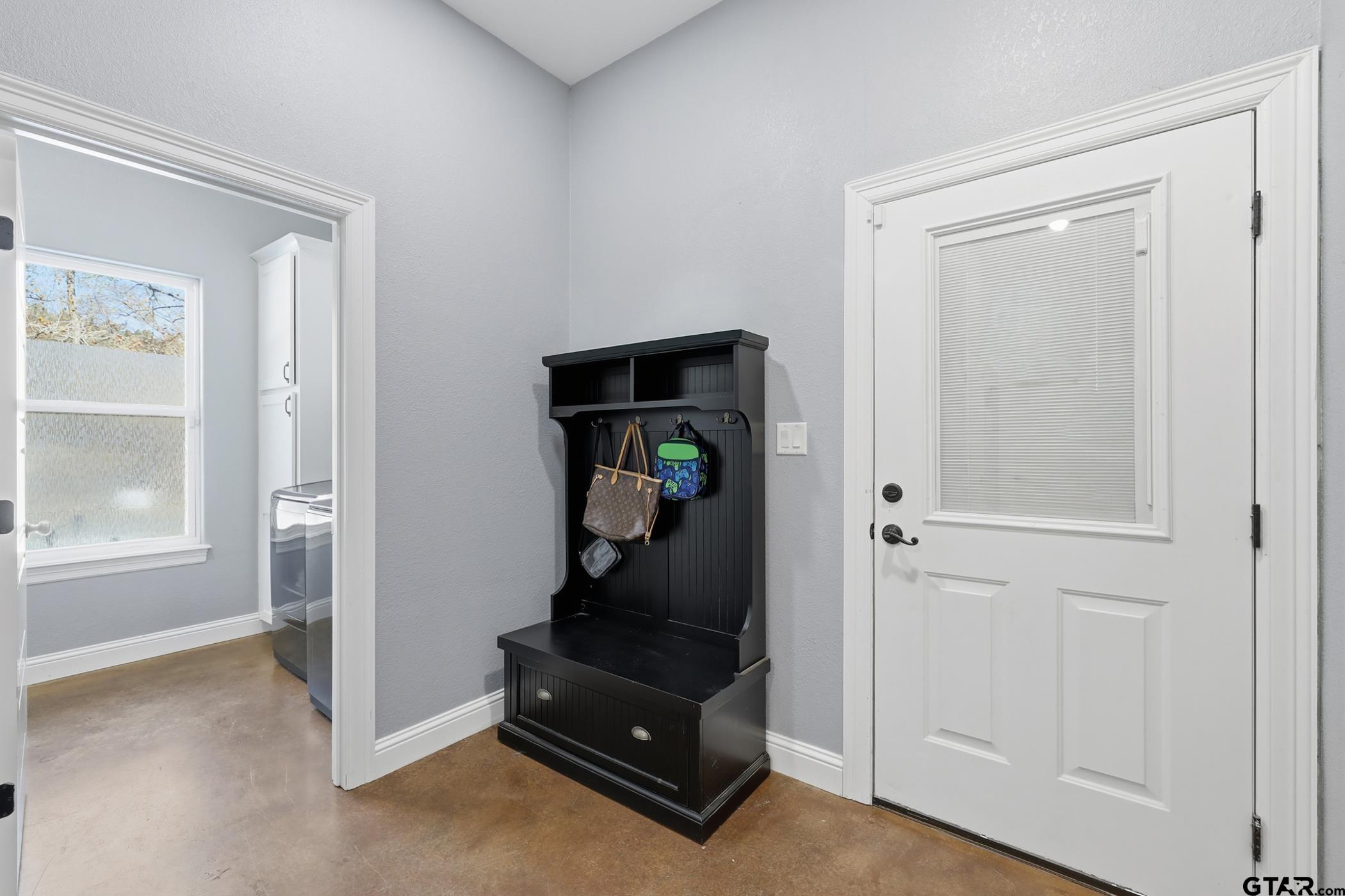 847 Calloway Road Marshall, TX 75670 - Photo 16 of 33 a living room with furniture and a mirror