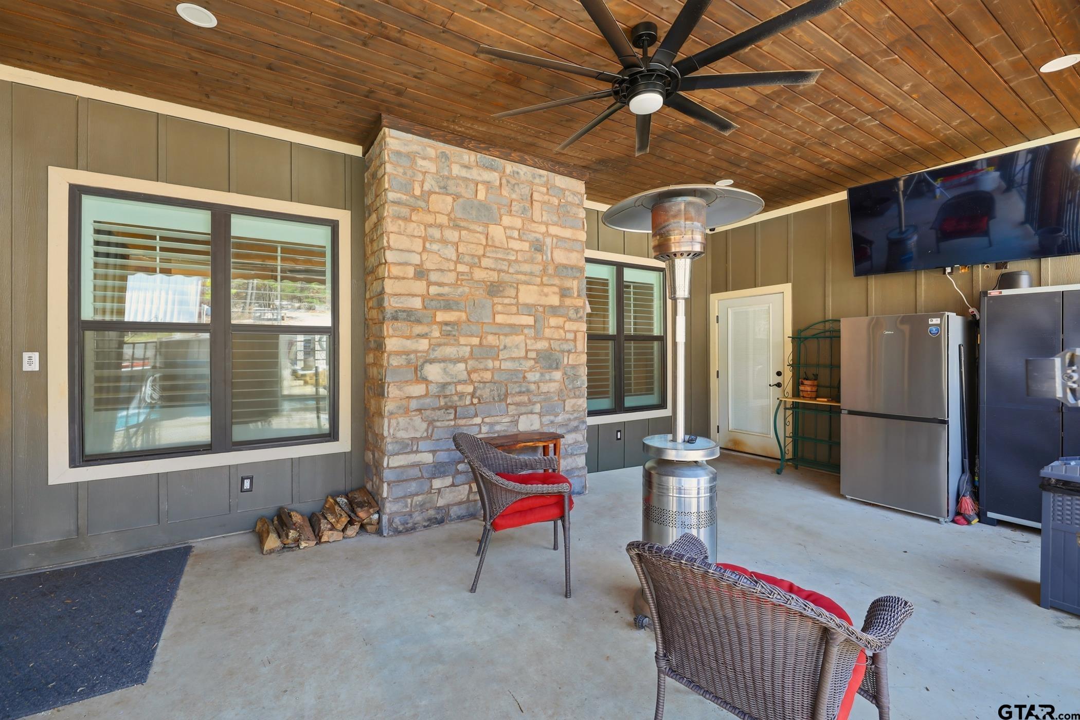 847 Calloway Road Marshall, TX 75670 - Photo 22 of 33 a view of a livingroom with furniture and a ceiling fan