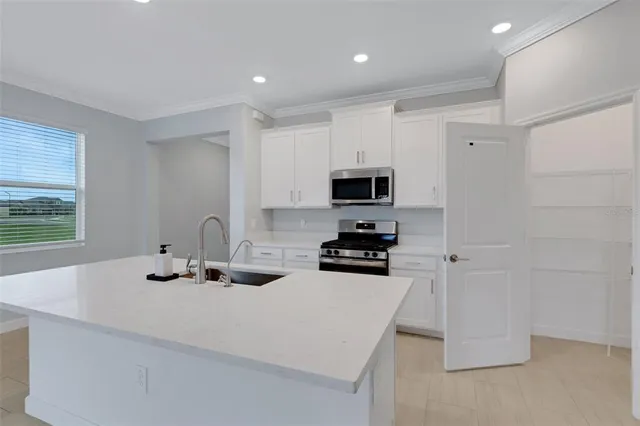 a view of a livingroom with a ceiling fan window and a ceiling fan