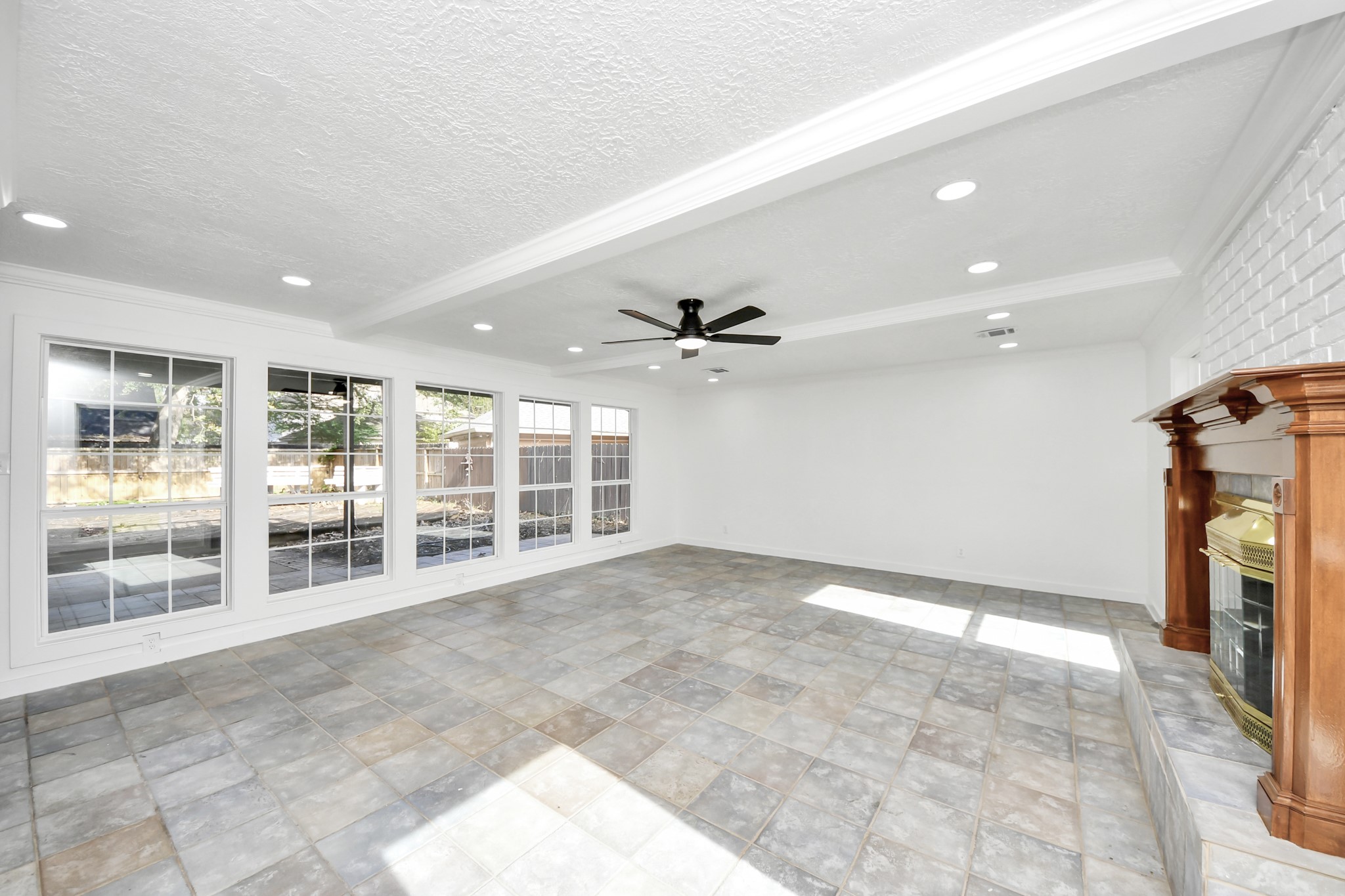 616 South Rivershire Drive Conroe, TX 77304 - Photo 9 of 35 Gallery Image 9