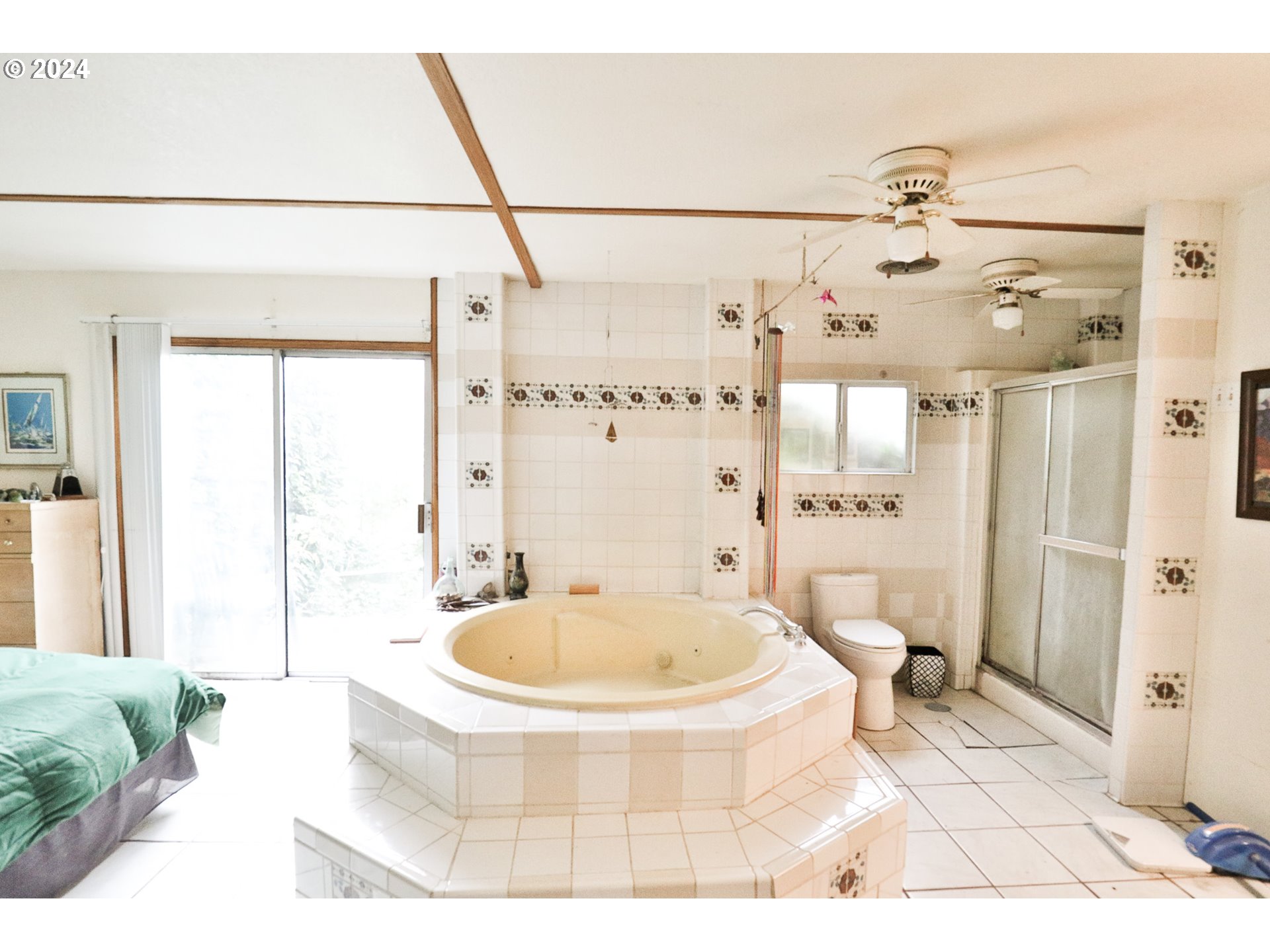 2073 Inland Way Springfield, OR 97477 - Photo 11 of 21 a bathroom with a sink and a mirror