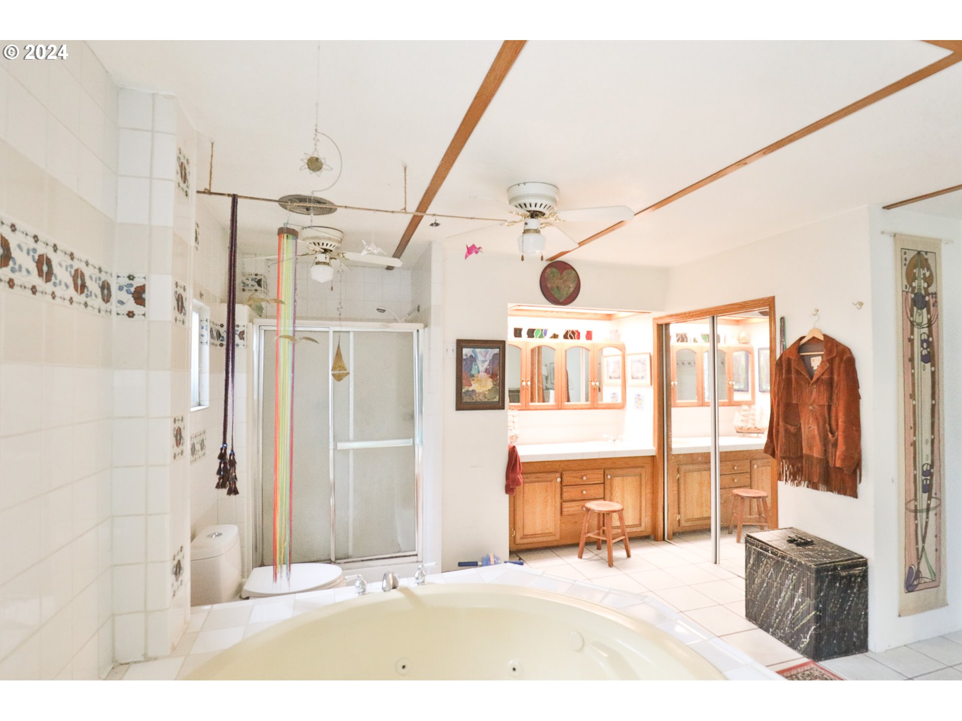 2073 Inland Way Springfield, OR 97477 - Photo 13 of 21 a spacious bathroom with a tub and shower