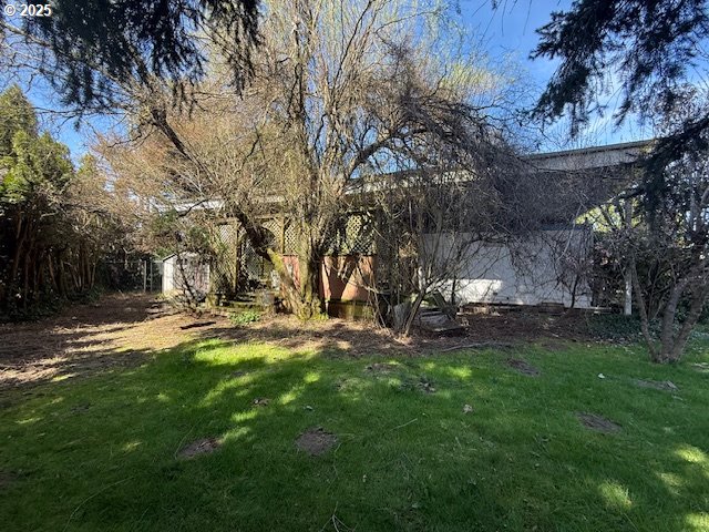 2073 Inland Way Springfield, OR 97477 - Photo 20 of 21 a view of a park with large trees