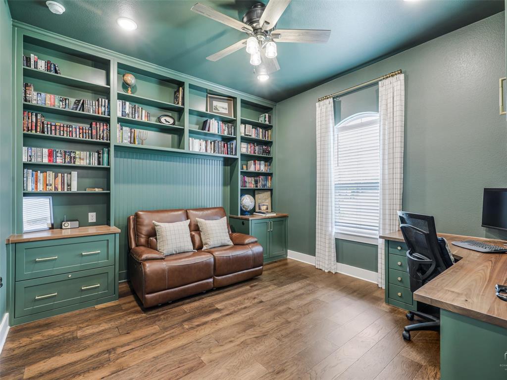544 Majors Road Van Alstyne, TX 75495 - Photo 4 of 36 a living room with furniture and a book shelf