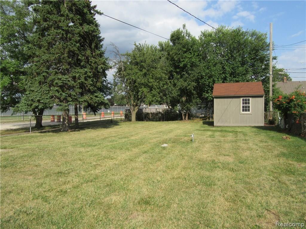9607 Ruth Avenue Allen Park, MI 48101 - Photo 16 of 17 019.JPG