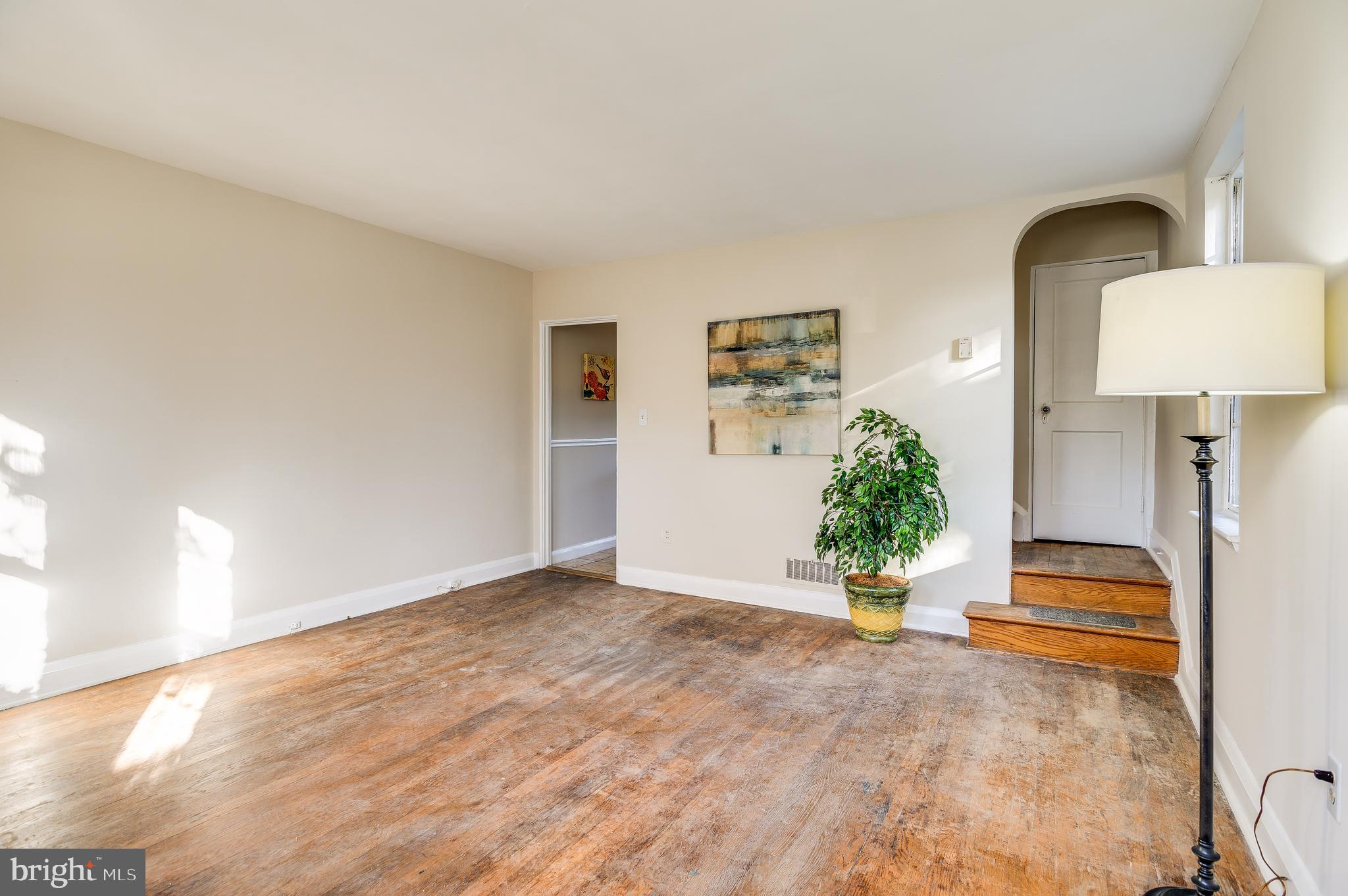 8605 Pleasant Plains Road Towson, MD 21286 - Photo 11 of 30 Living Room with Arched Doorway
