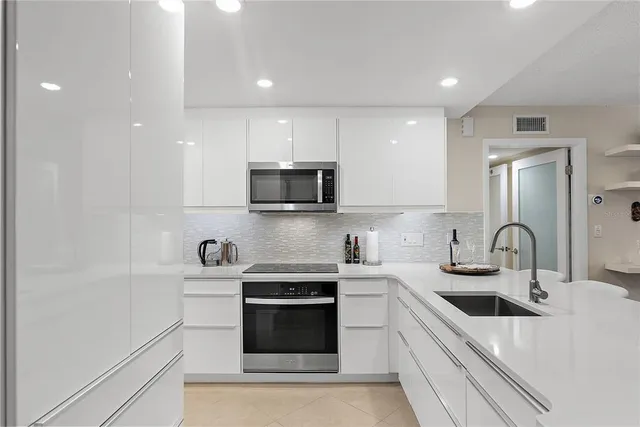 $655,000 | 4780 Brittany Drive South, Unit 11, St. Petersburg, FL 33715