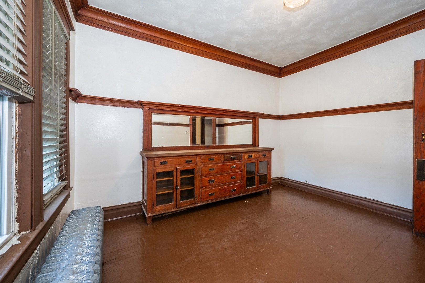 7348 South Indiana Avenue Chicago, IL 60619 - Photo 4 of 11 a view of an empty room with furniture and a window