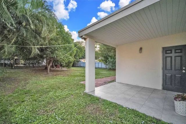 a view of a backyard