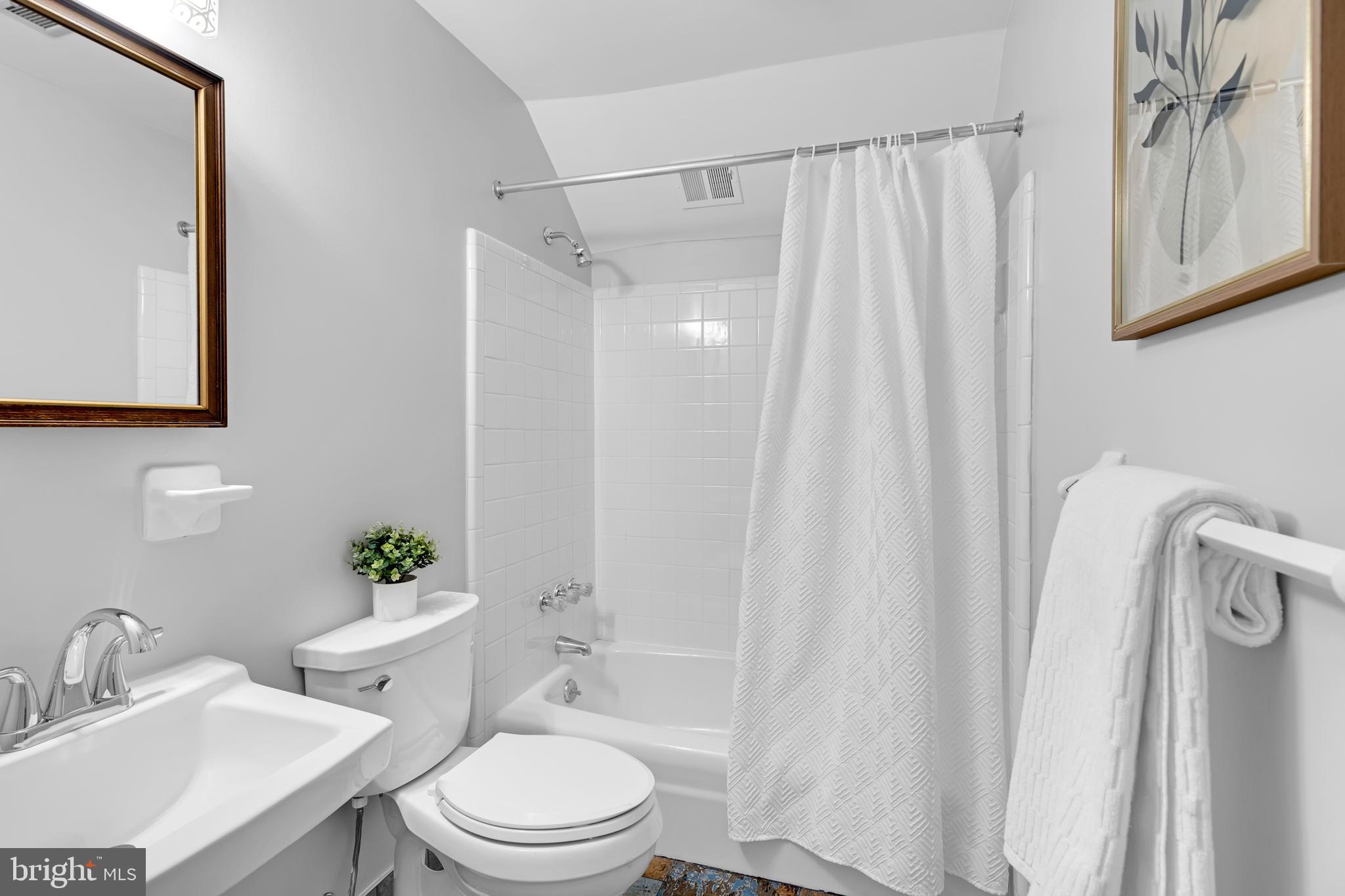 4436 Albemarle Street Northwest Washington, DC 20016 - Photo 27 of 38 3rd level full bath